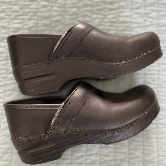 Dansko size 38 brown clogs - Picture 6 of 7